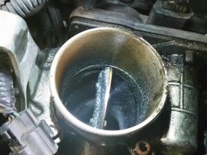 Dirty Colorado throttle body with heavy carbon deposits at 60,000km without CRD Fuel Enhancer